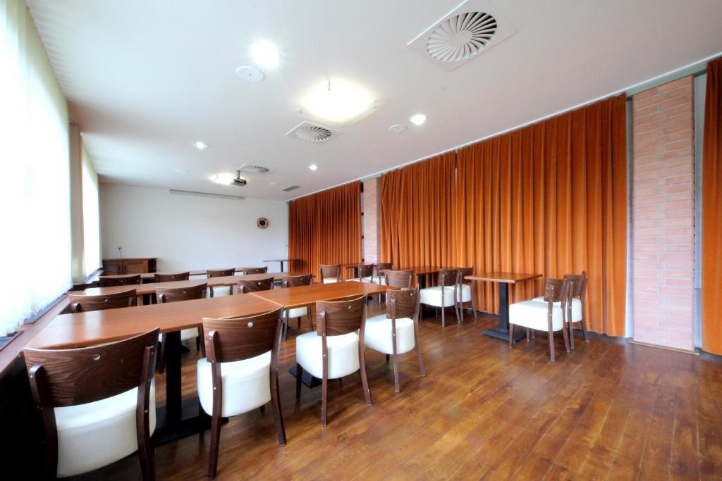 Hotel S-Centrum Benesov  Exteriör bild